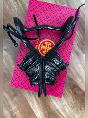 Tory Burch Black Ruched Patent Leather Sandals Heels Size 8.5 with Box